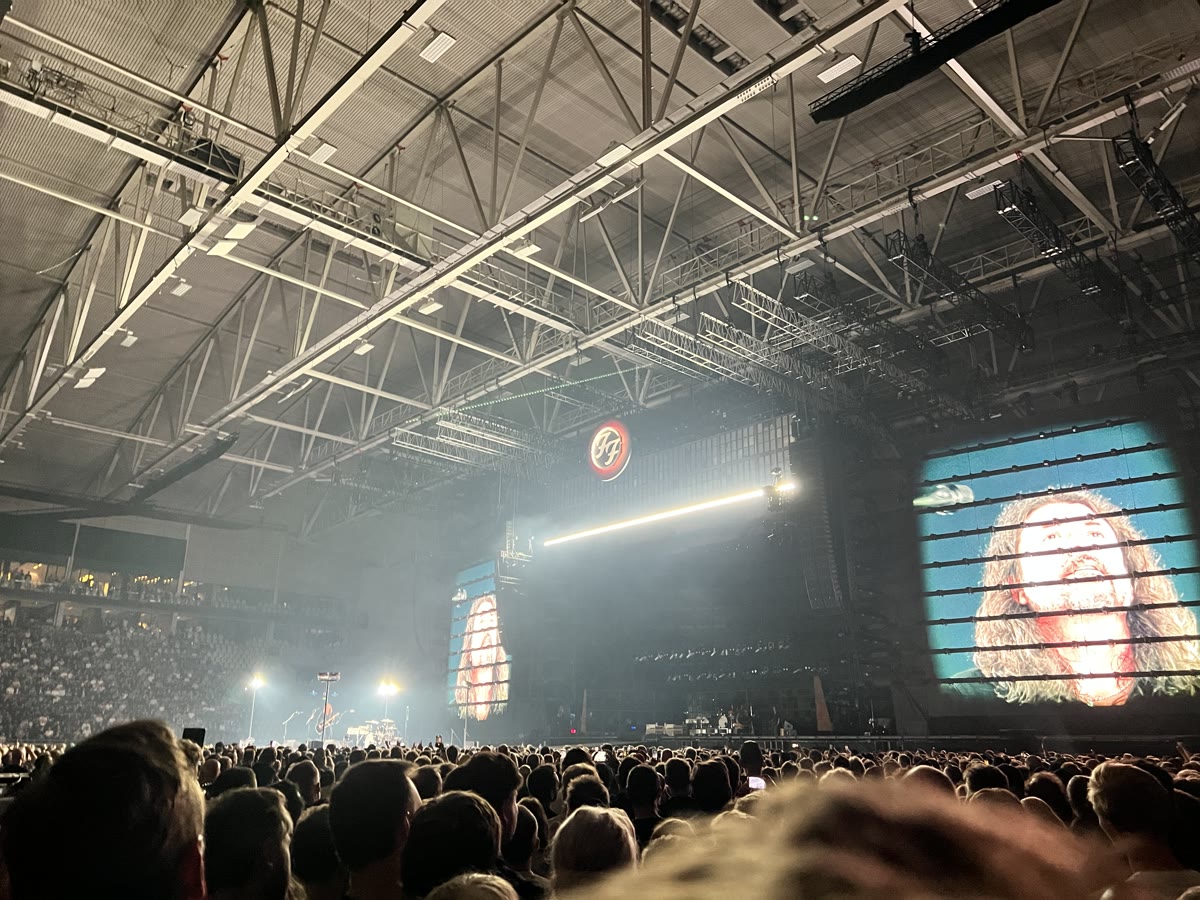 Gulvet i Unity Arena med Dave Grohl på storskjermene på begge sider av scenen