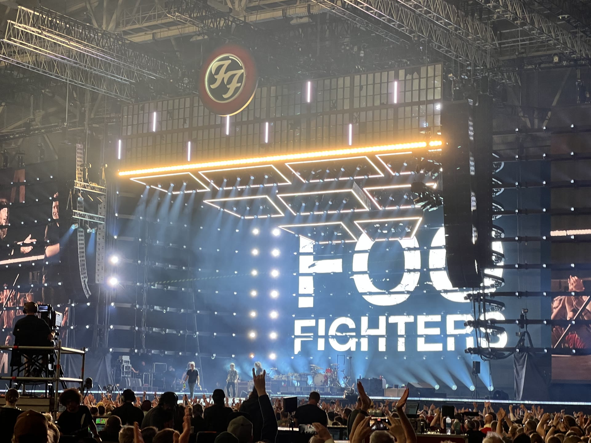 Foo Fighters på scenen i Unity Arena med publikum i forgrunnen