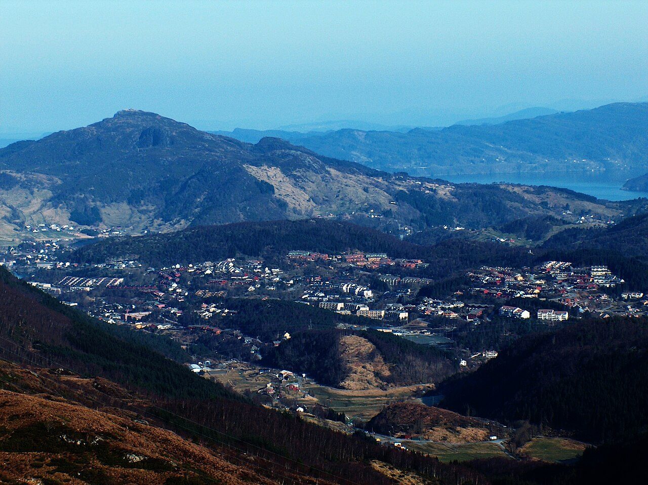 Åsane bydel i Bergen sett fra Vareggen, Åsane Arena ligger nord for Bergen sentrum i dette området