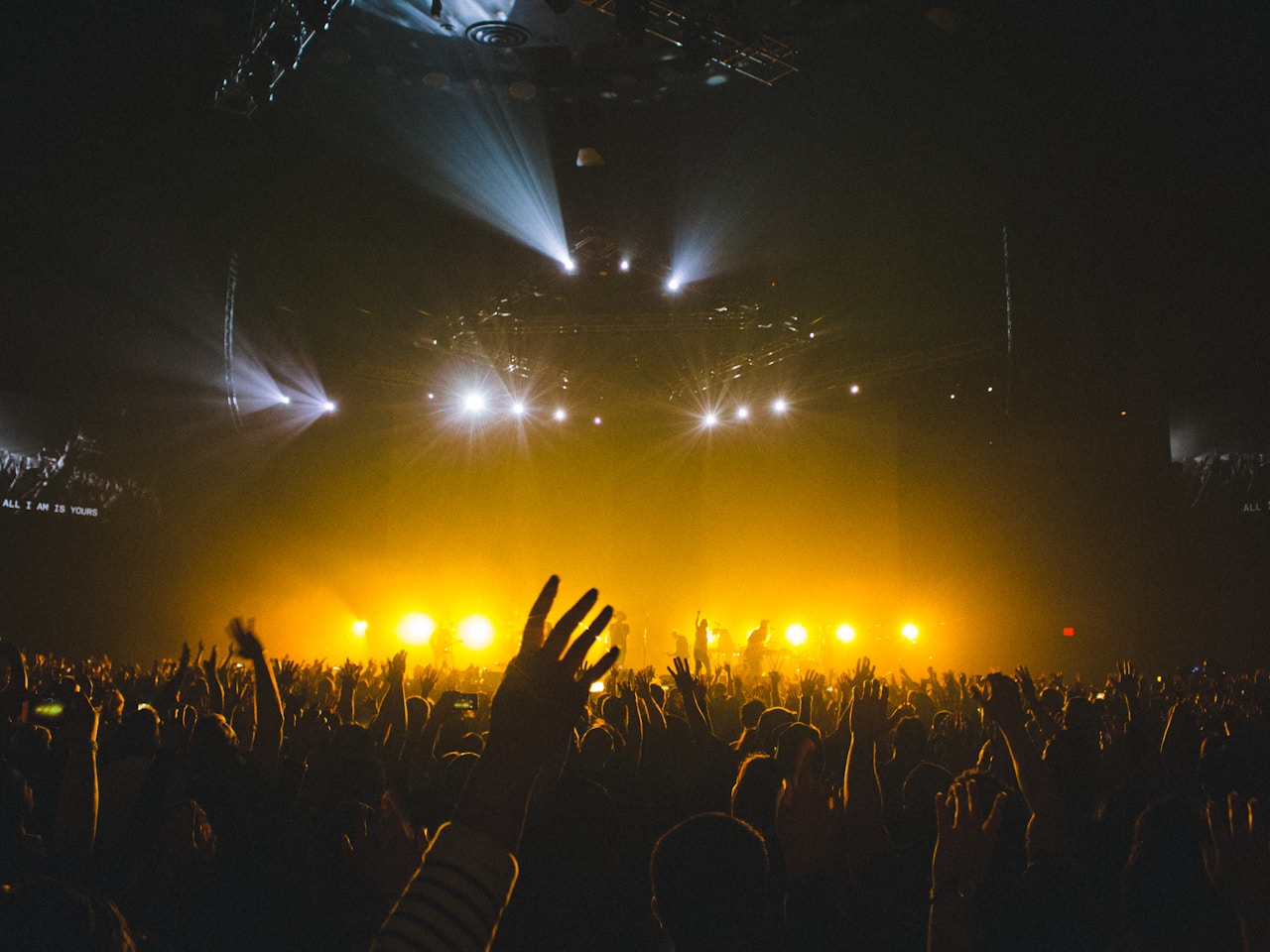 Konsertscene med publikum og scenelys - kjøp billetter trygt via TicketCo