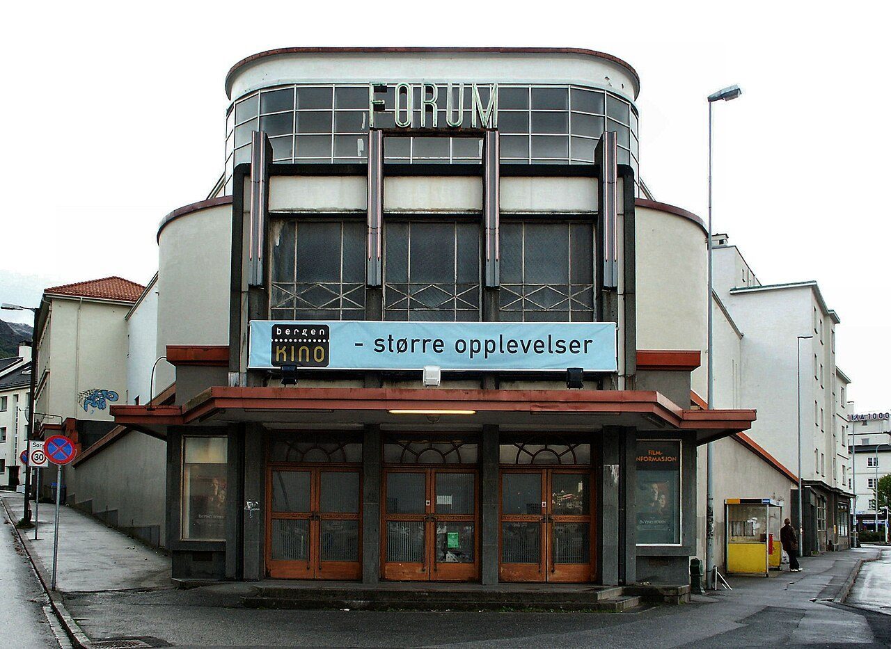 Forum Scene (Forum Kino) i Bergen, historisk kinobygning fra 1946 tegnet av Ole Landmark, nå kulturscene på Danmarksplass