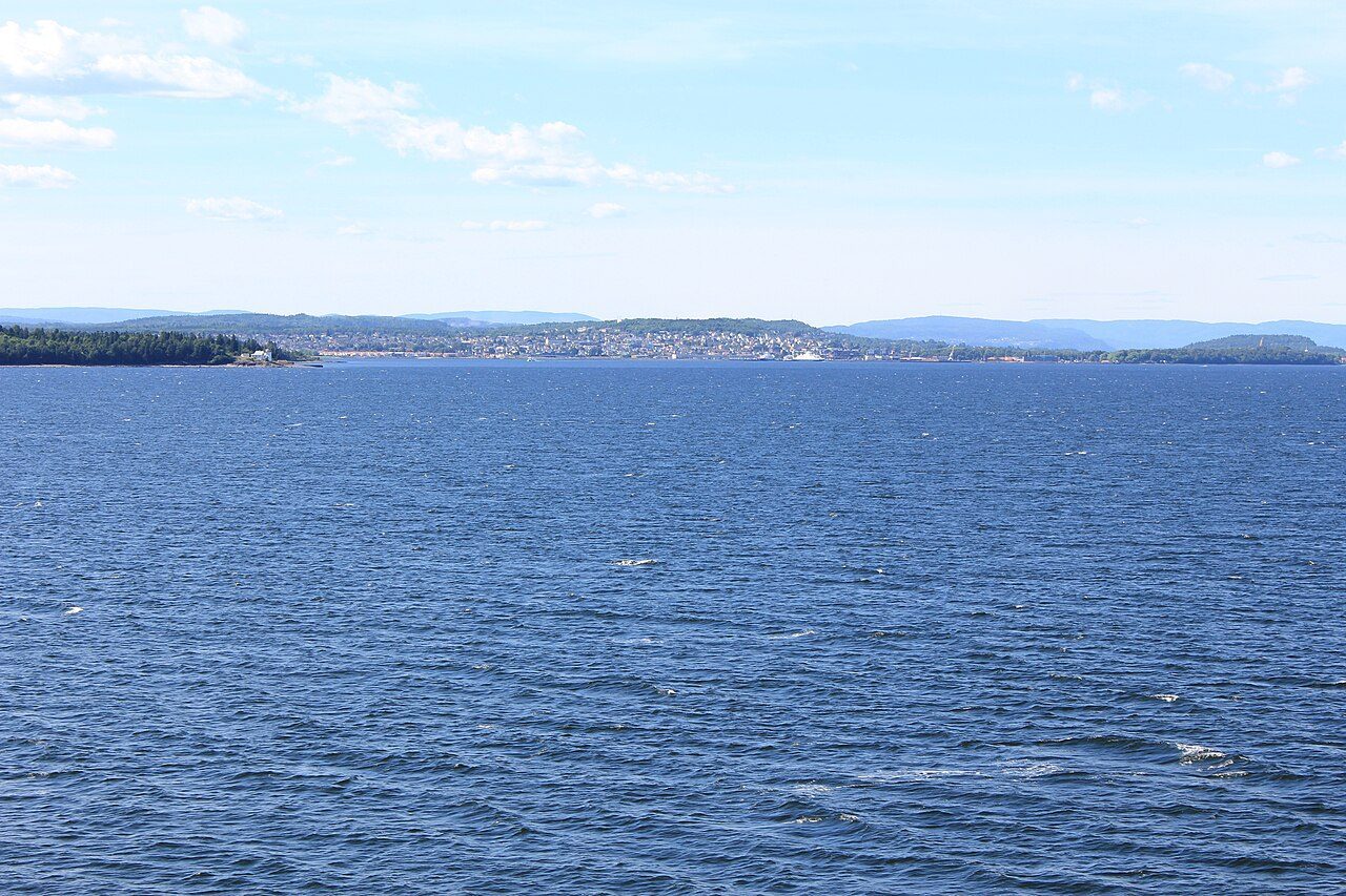 Sandefjord sett fra sjøsiden, med byen og fjorden i bakgrunnen