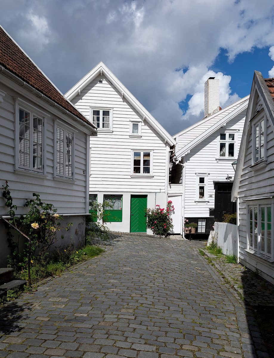 Hvitmalte trehus i den historiske bydelen Gamle Stavanger
