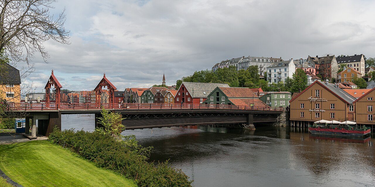 Gamle Bybro sett mot sørvest, med den rødmalte trehusbebyggelsen på Bakklandet i bakgrunnen, Trondheim