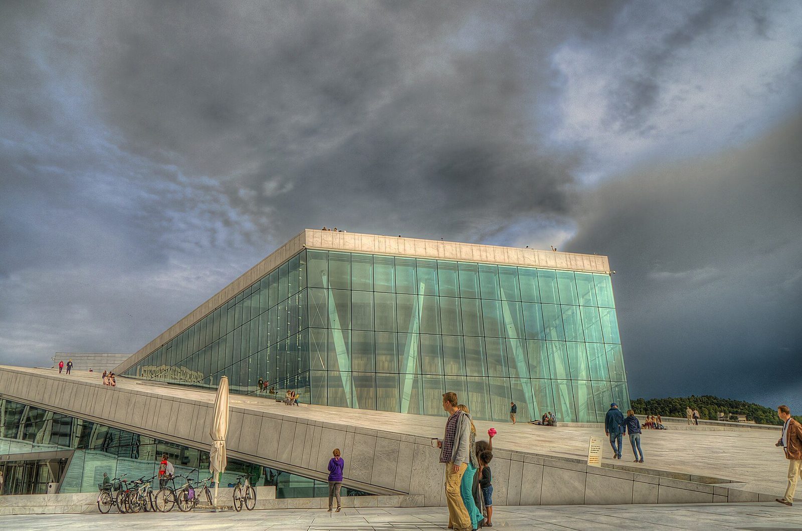 Operahuset i Oslo, hvit marmor bygning designet av Snøhetta i dagslys