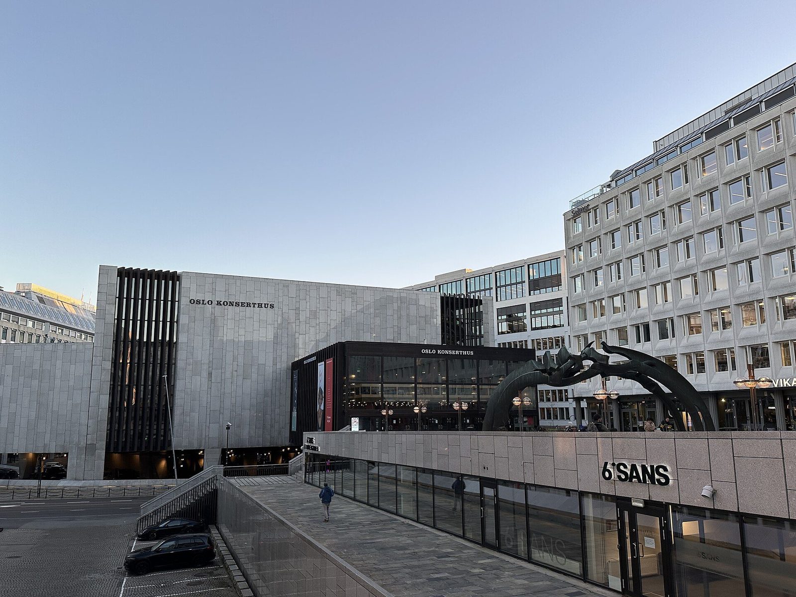 Oslo Konserthus eksteriør, tegnet av Gösta Åbergh i Tolgagranitt