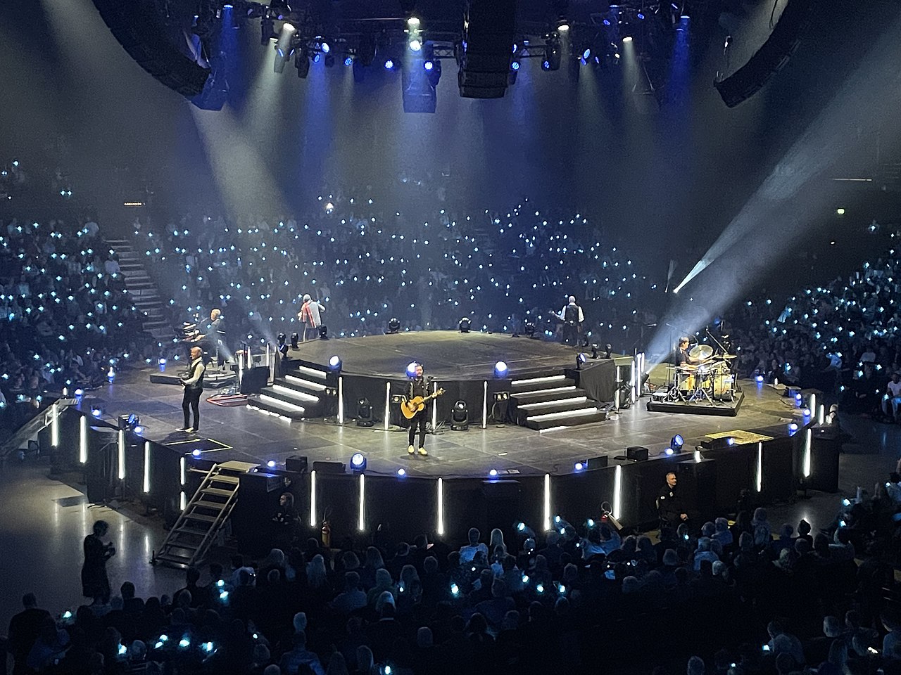 DDE-konsert, Oslo Spektrum fylt med publikum og scenelys
