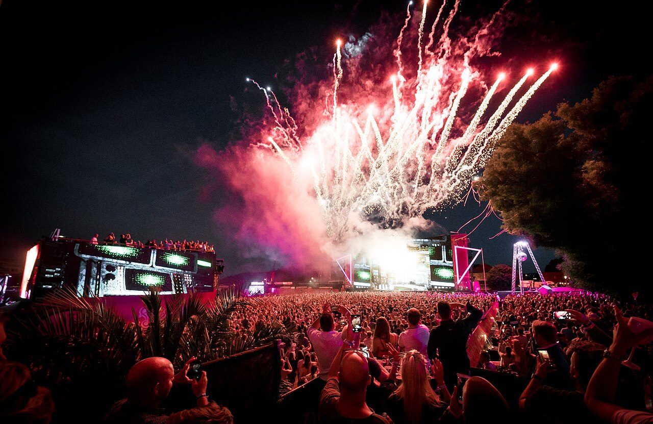 Hardwell på scenen under Palmesus 2018 på Bystranda i Kristiansand