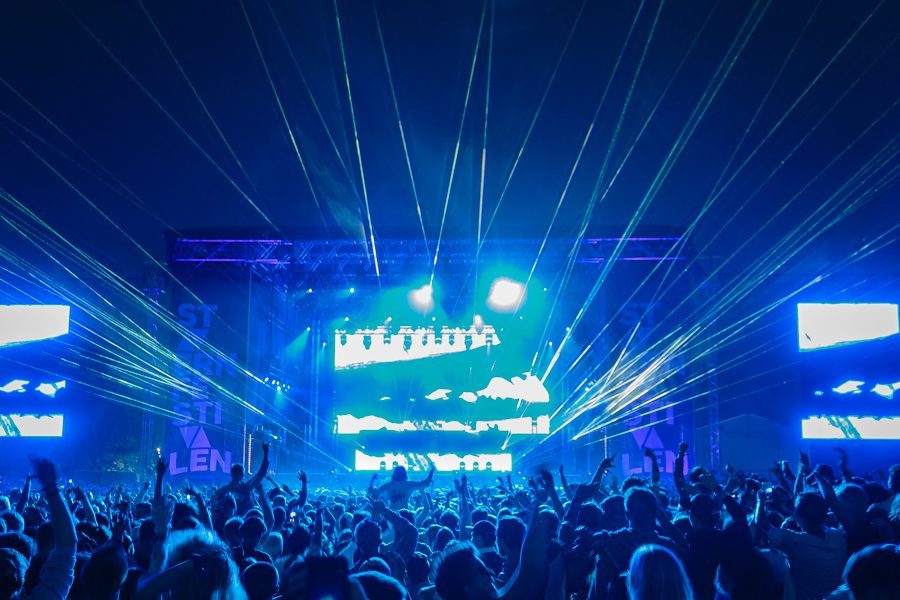 Broiler performing at Stavernfestivalen 2018 på en utendørs scene