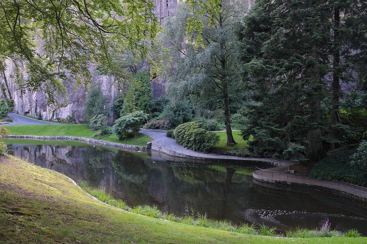 Ravnedalen naturpark i Kristiansand med dammen og fjellveggene rundt