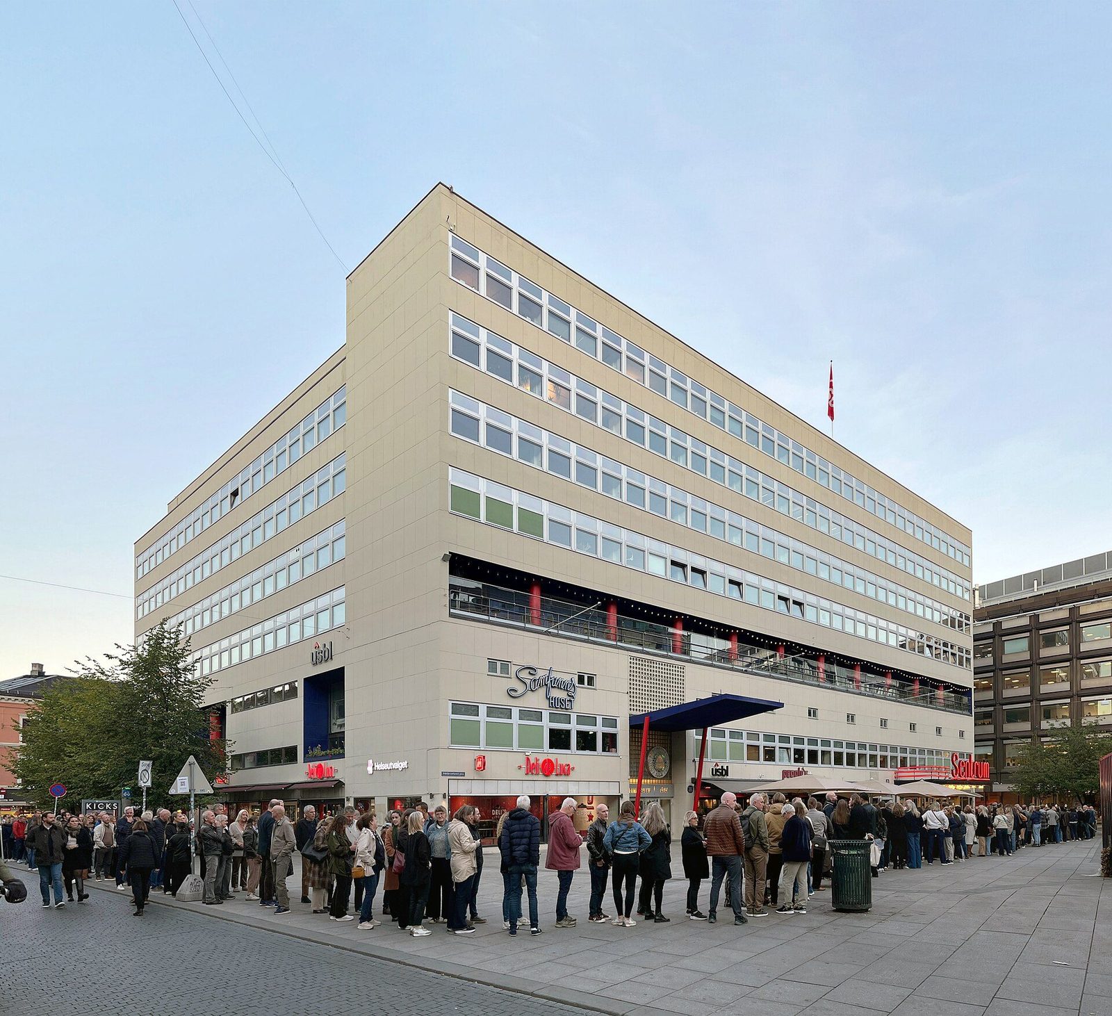 Samfunnshuset med Sentrum Scene på Arbeidersamfunnets plass i Oslo, funksjonalistisk arkitektur fra 1934-1941