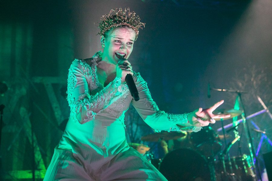 Konsert på Sentrum Scene sett fra publikum: scene og lysbue i hovredsalen