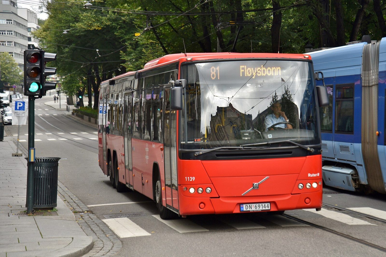 Ruter buss i Stortingsgata i Oslo, kollektivtransport nær Sentrum Scene