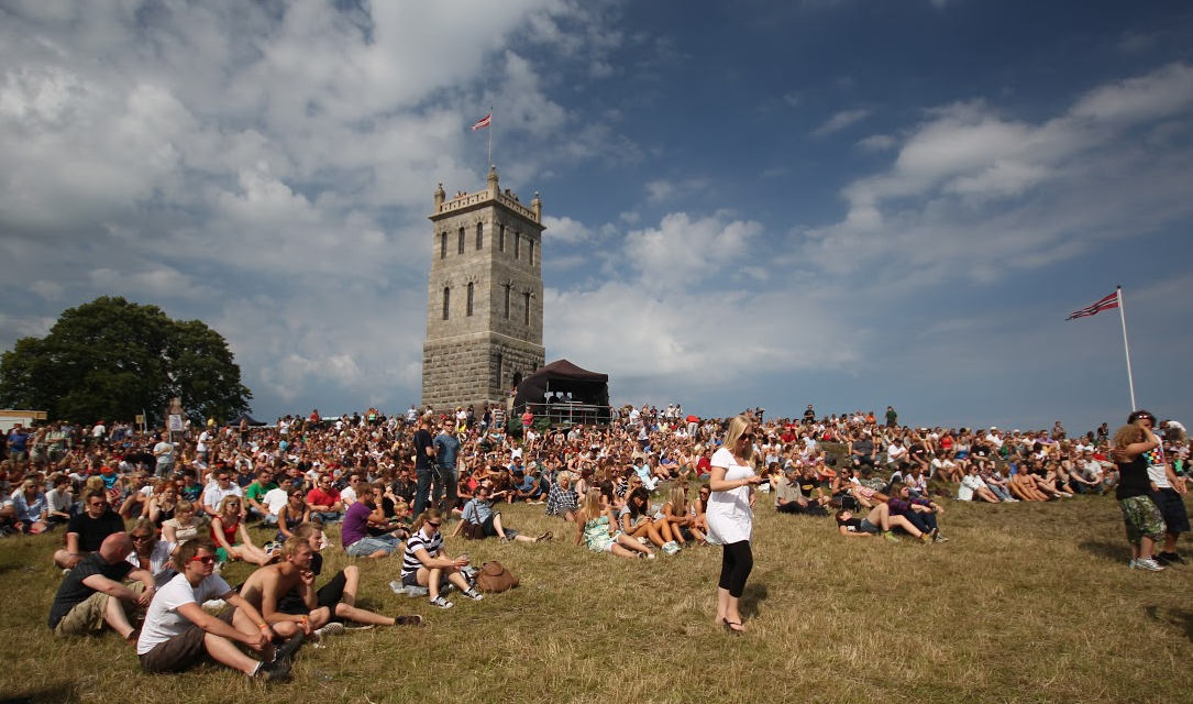 Slottsfjellfestivalen med Slottsfjellstårnet i bakgrunnen