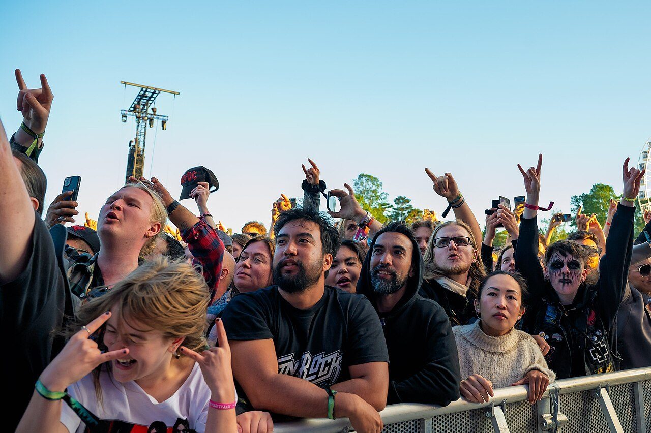 Festivalpublikum på Tons of Rock i sommerlys