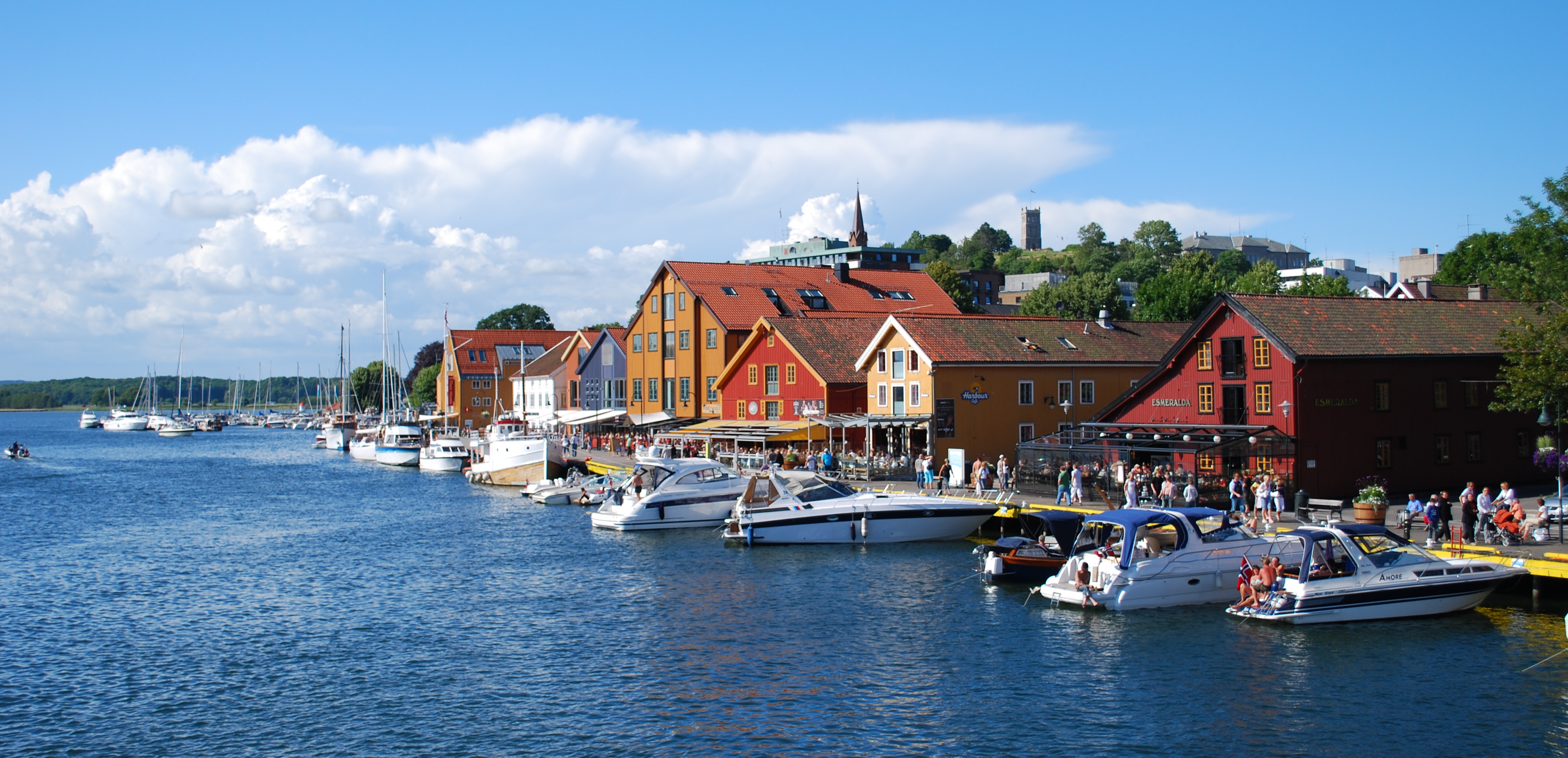 T&oslash;nsberg brygge med historiske trehus og blikkstille fjord &ndash; Norges eldste by