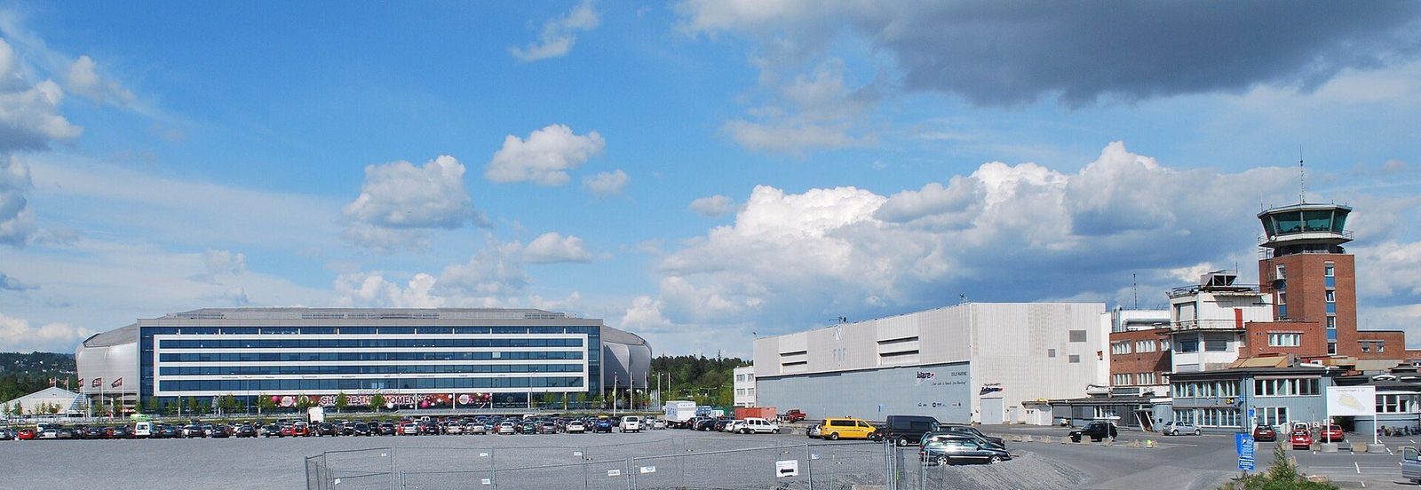 Unity Arena (Telenor Arena) sett fra Nansenparken med det gamle flyplasskontrolltårnet fra Fornebu i bakgrunnen