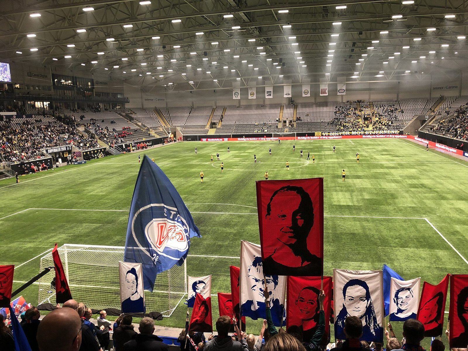Vålerenga-supportere med tifo under Cupfinalen for kvinner 2019 mot LSK Kvinner i Telenor Arena (Unity Arena)