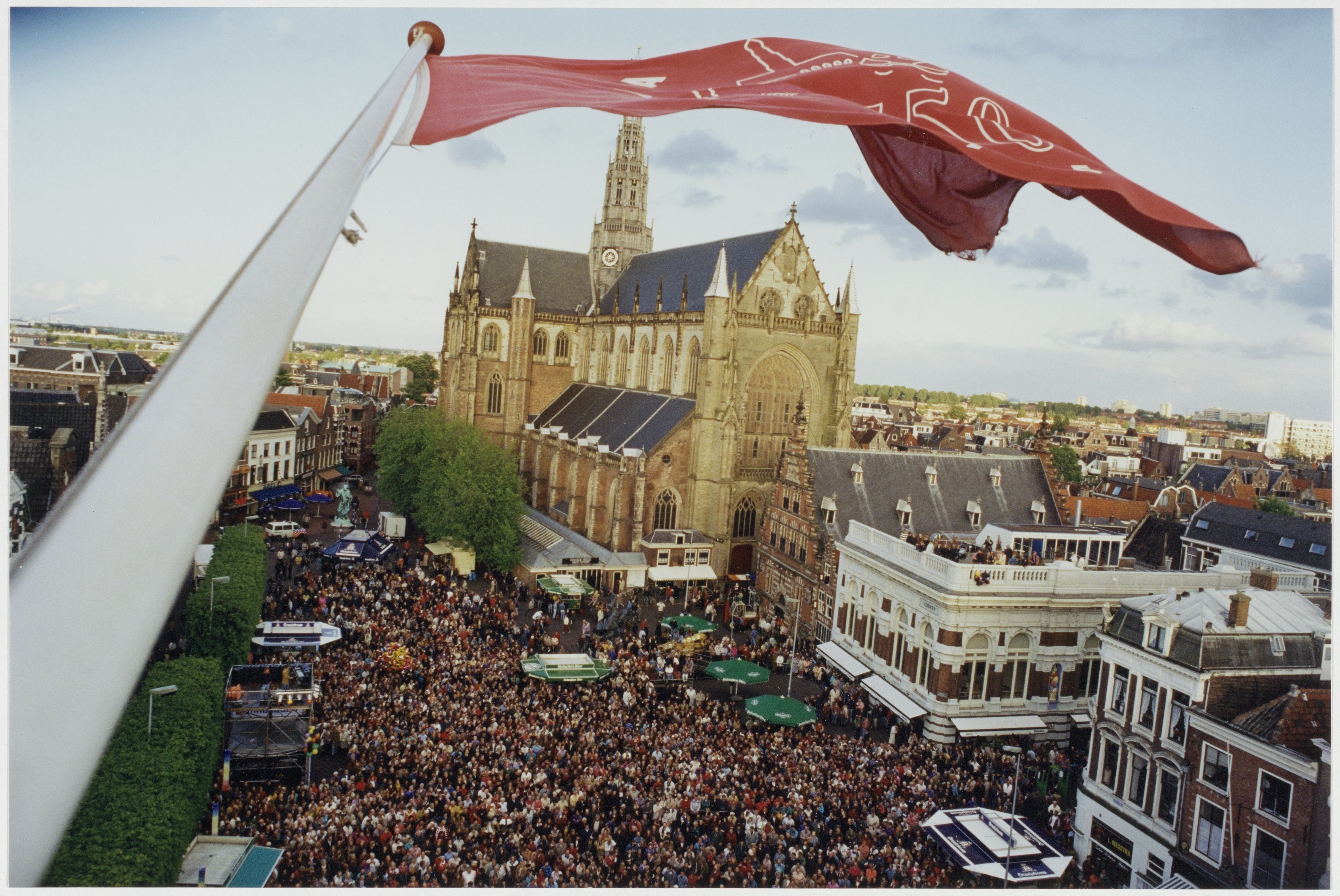 André Rieu opptrer med fiolin foran Johann Strauss Orchestra