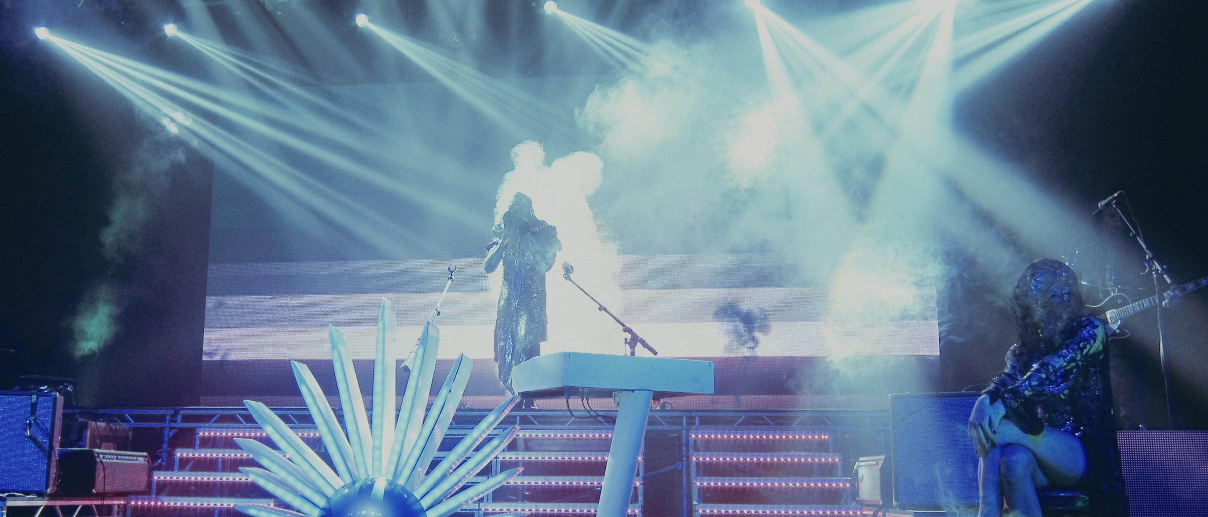 Empire of the Sun på scenen med kabuto-kostyme og LED-soltrone